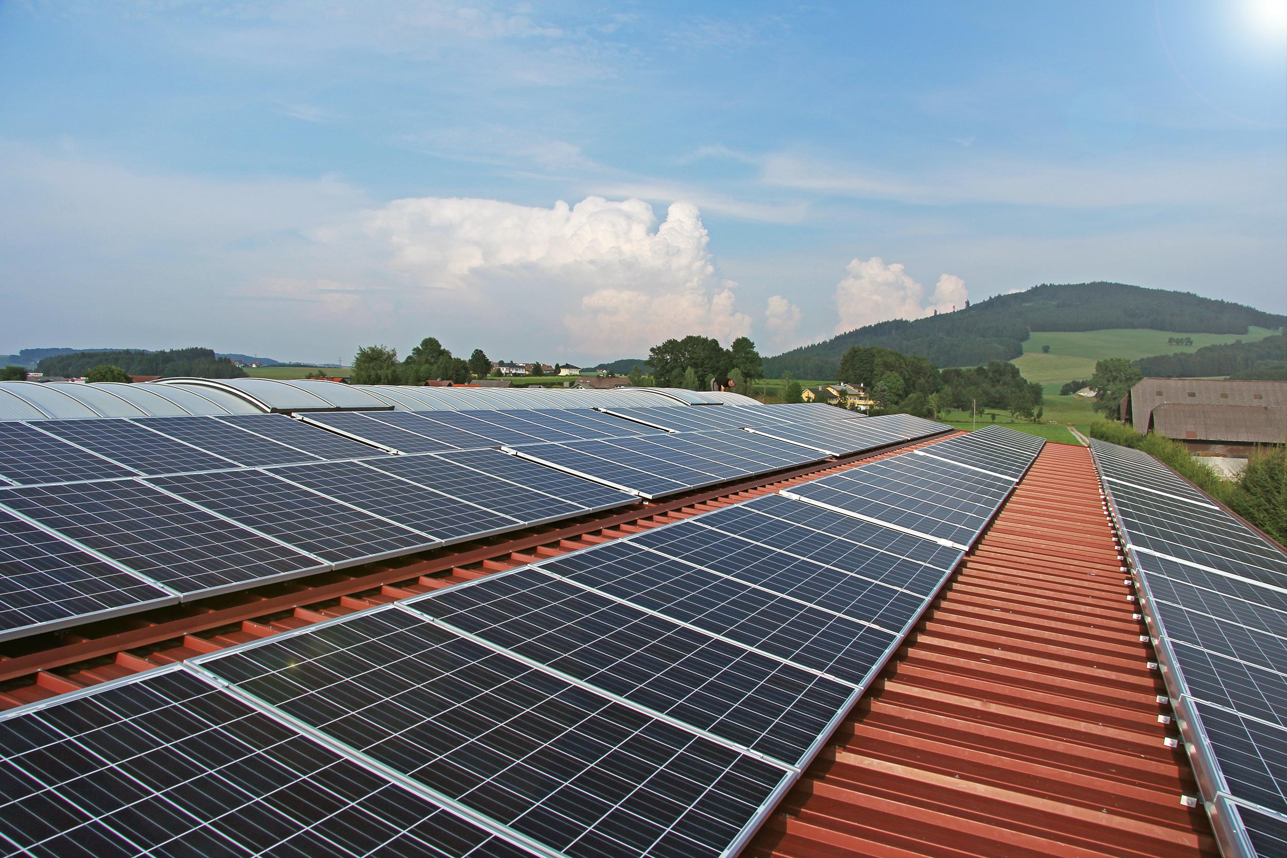 Panneaux solaires sur le toit d'un hangar
